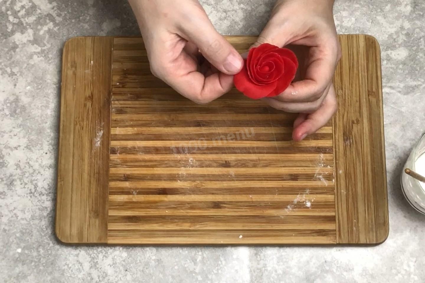 Шаг 10 приготовления Розы из мастики
