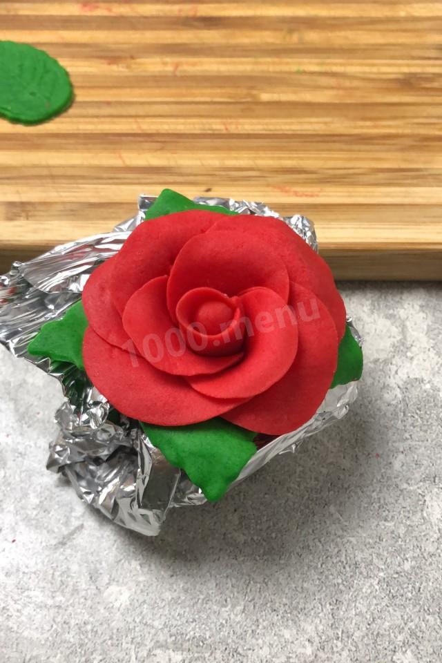 Шаг 12 приготовления Розы из мастики