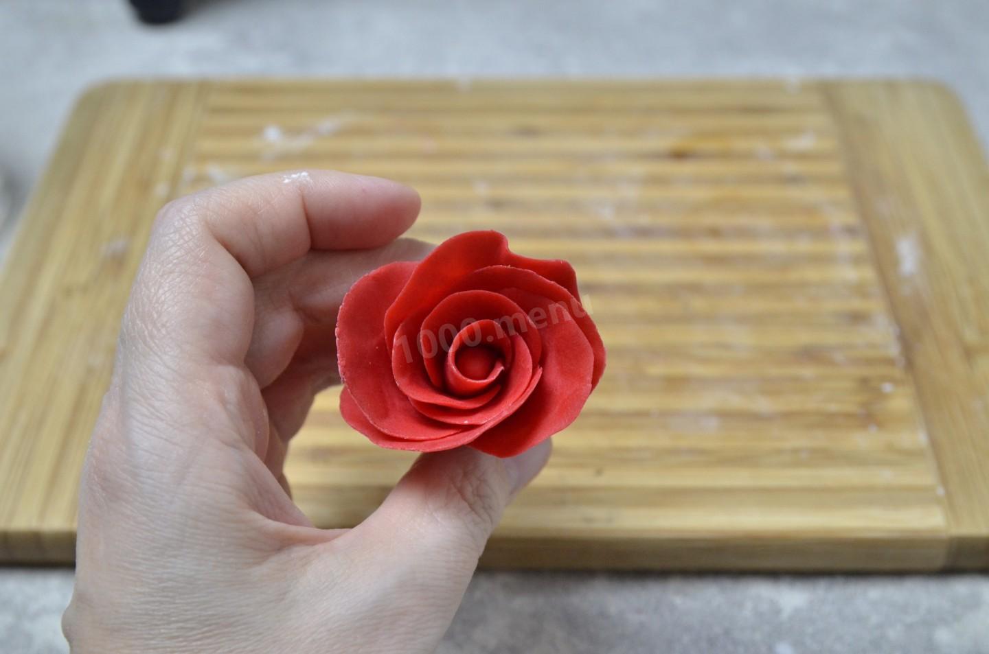 Шаг 8 приготовления Розы из мастики