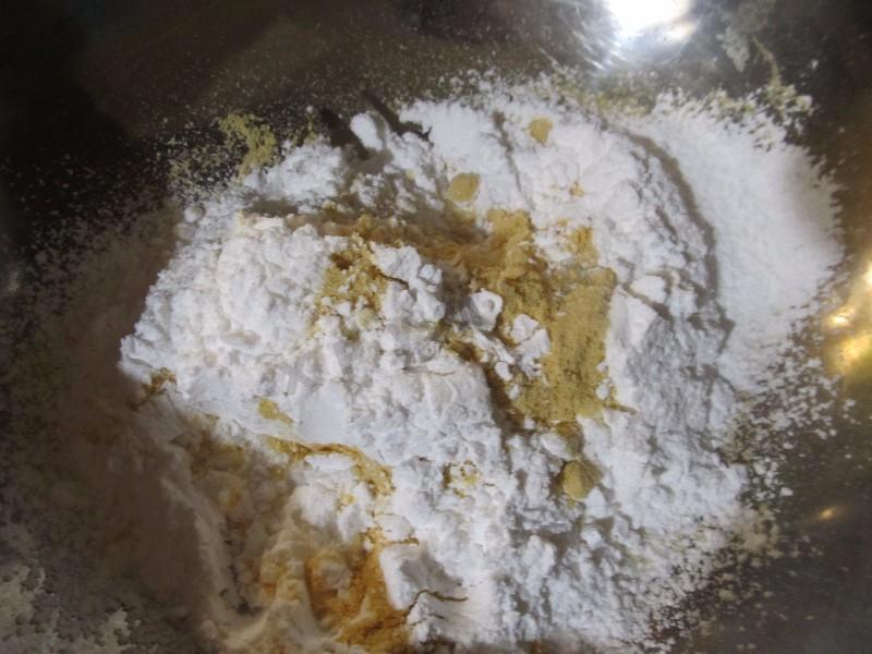 Шаг 2 приготовления Мастика из сухого молока и сгущенки