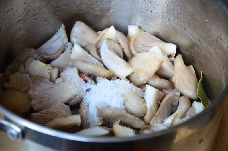 Шаг 3 приготовления Маринованные грибы вешенки на зиму - отличная закуска