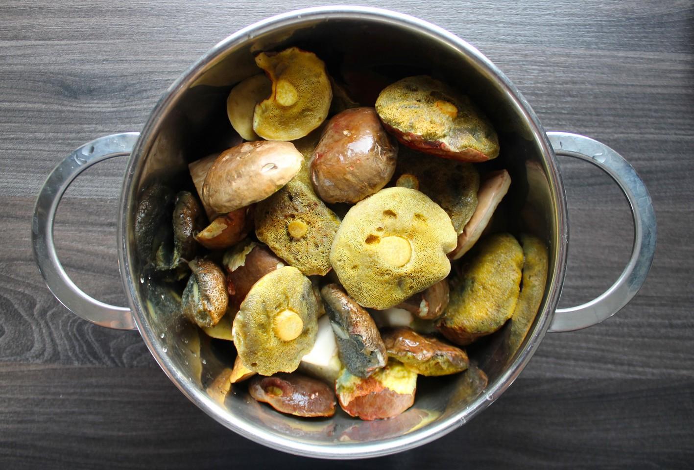 Шаг 2 приготовления Маринованные моховики с морковью на зиму