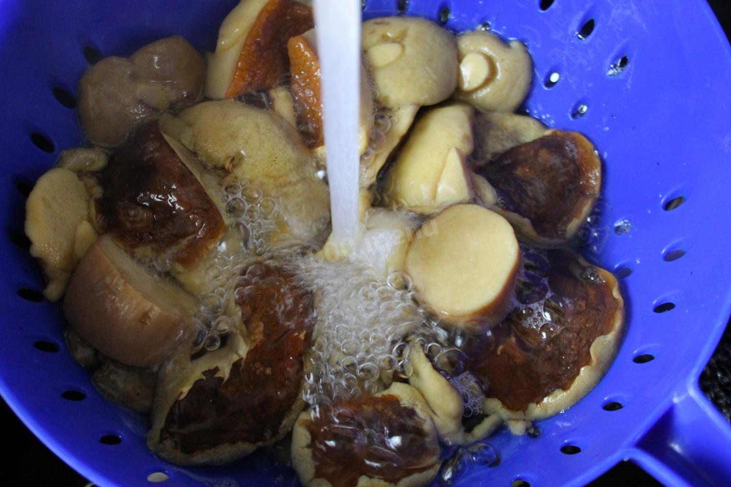 Шаг 9 приготовления Маринованные моховики с морковью на зиму