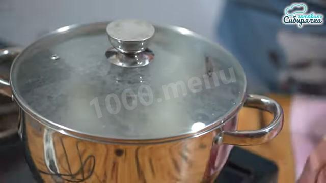 Шаг 10 приготовления Маринованные помидоры огурцы пальчики оближешь без уксуса
