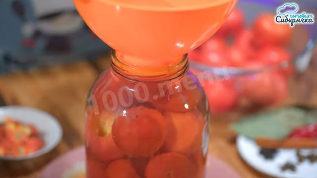 Шаг 4 приготовления Маринованные помидоры огурцы пальчики оближешь без уксуса