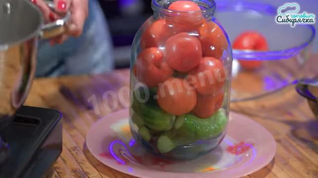 Шаг 6 приготовления Маринованные помидоры огурцы пальчики оближешь без уксуса