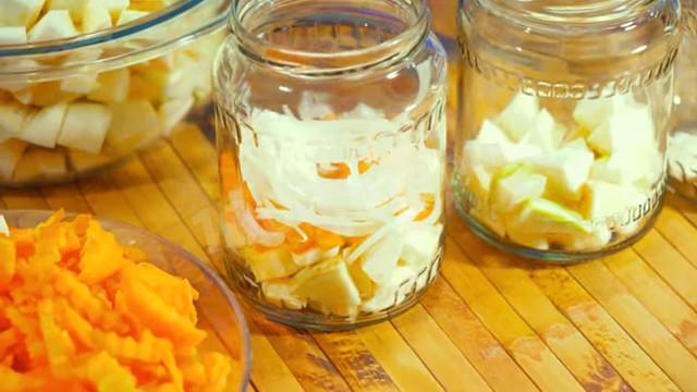Шаг 10 приготовления Маринованные хрустящие кабачки с морковью на зиму