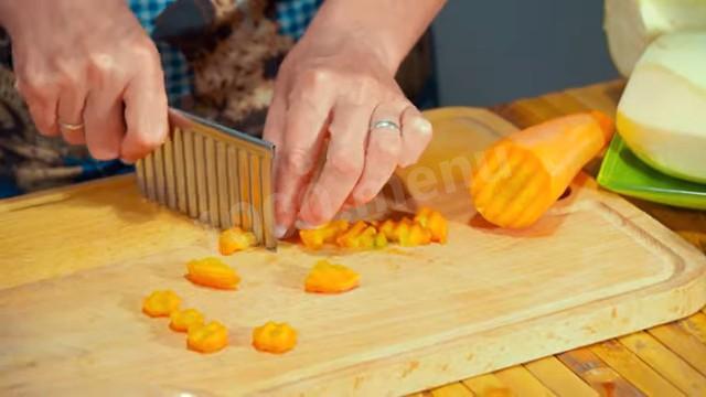 Шаг 2 приготовления Маринованные хрустящие кабачки с морковью на зиму
