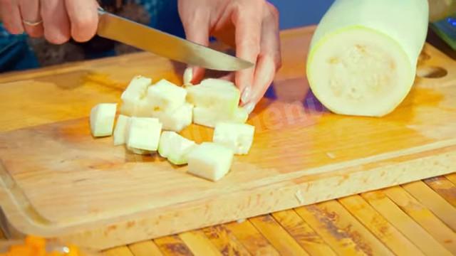 Шаг 4 приготовления Маринованные хрустящие кабачки с морковью на зиму