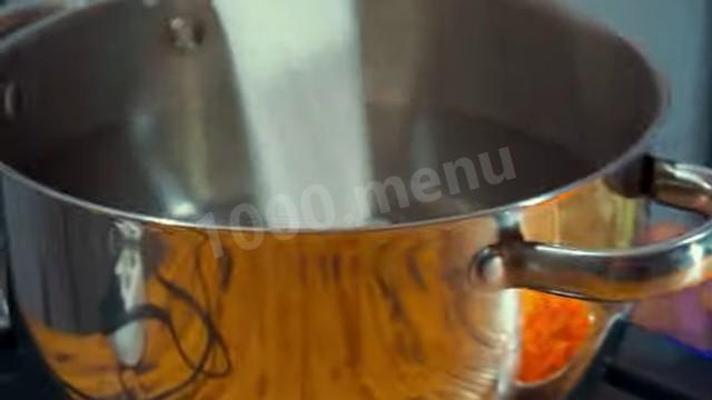 Шаг 5 приготовления Маринованные хрустящие кабачки с морковью на зиму