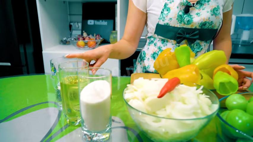 Шаг 1 приготовления Салат из зелёных помидоров с болгарским перцем на зиму
