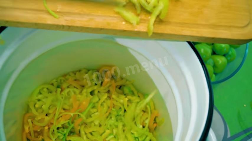 Шаг 3 приготовления Салат из зелёных помидоров с болгарским перцем на зиму