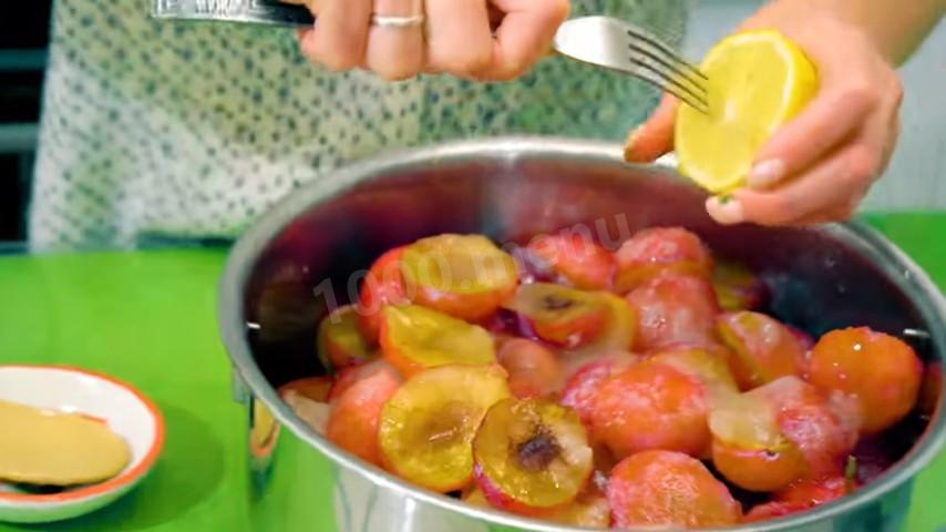 Шаг 5 приготовления Варенье из желтой сливы с веточкой черемух и лимоном