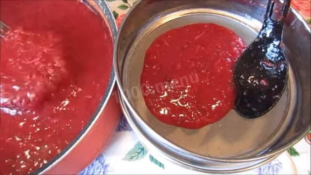 Шаг 3 приготовления Пряный соус из помидоров и слив с чесноком на зиму
