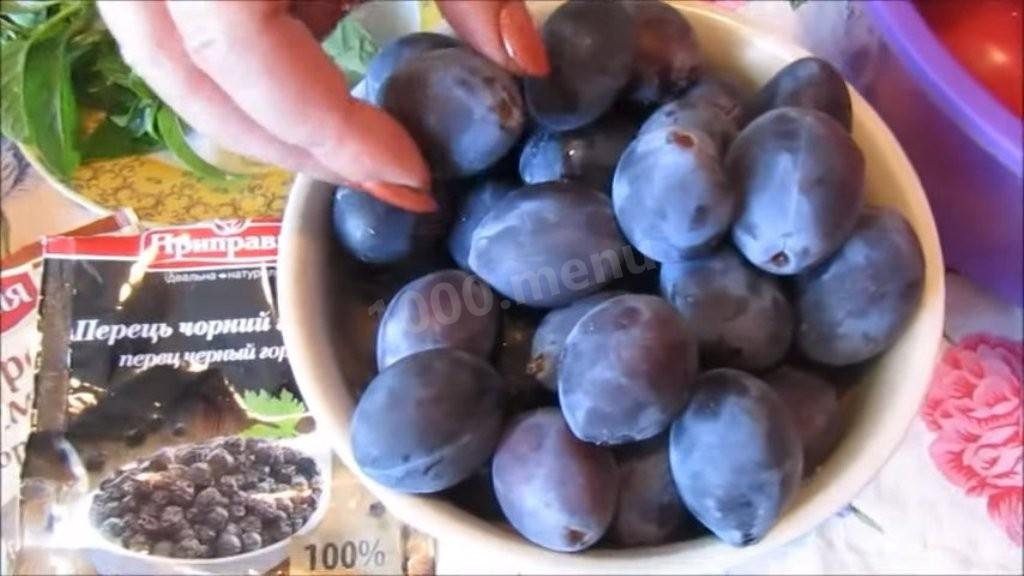 Шаг 1 приготовления Маринованные помидоры со сливами и базиликом на зиму