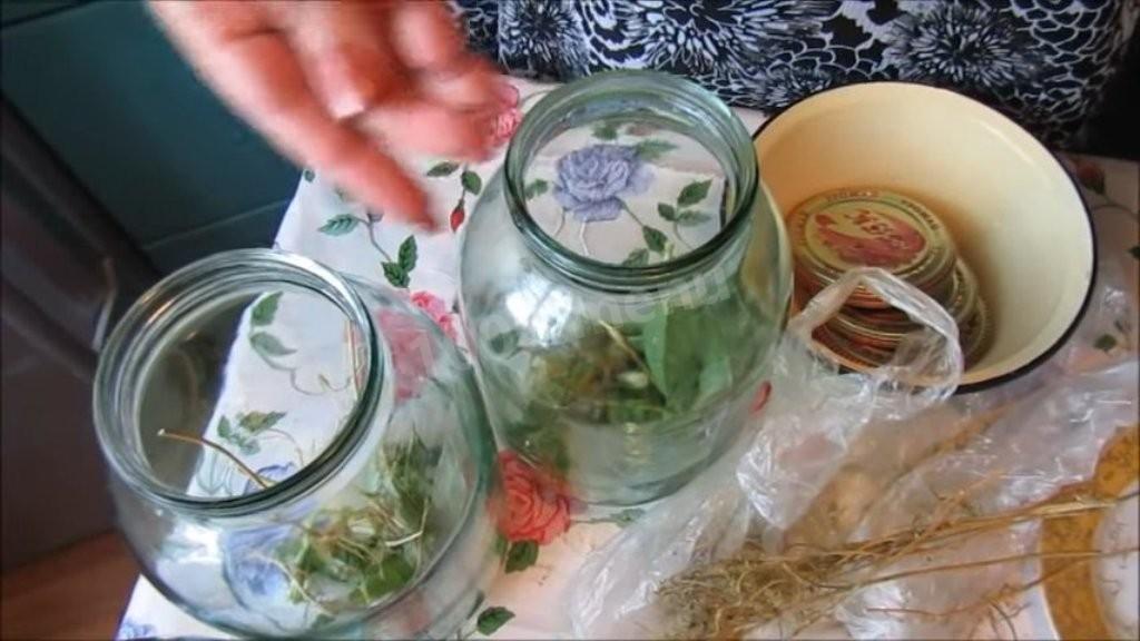 Шаг 2 приготовления Маринованные помидоры со сливами и базиликом на зиму