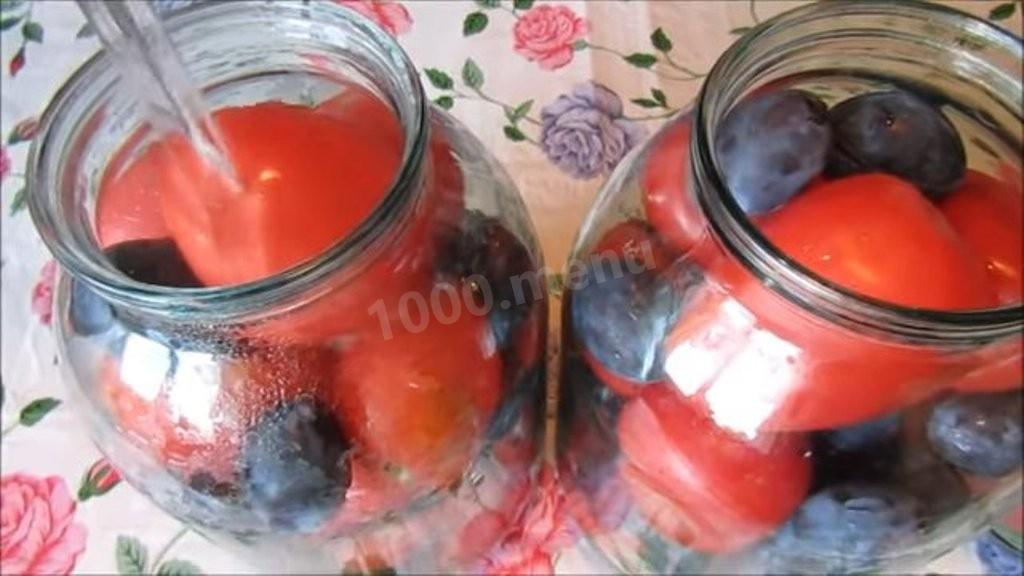 Шаг 3 приготовления Маринованные помидоры со сливами и базиликом на зиму