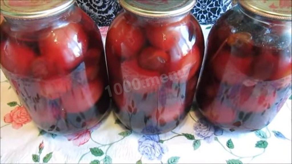 Шаг 5 приготовления Маринованные помидоры со сливами и базиликом на зиму