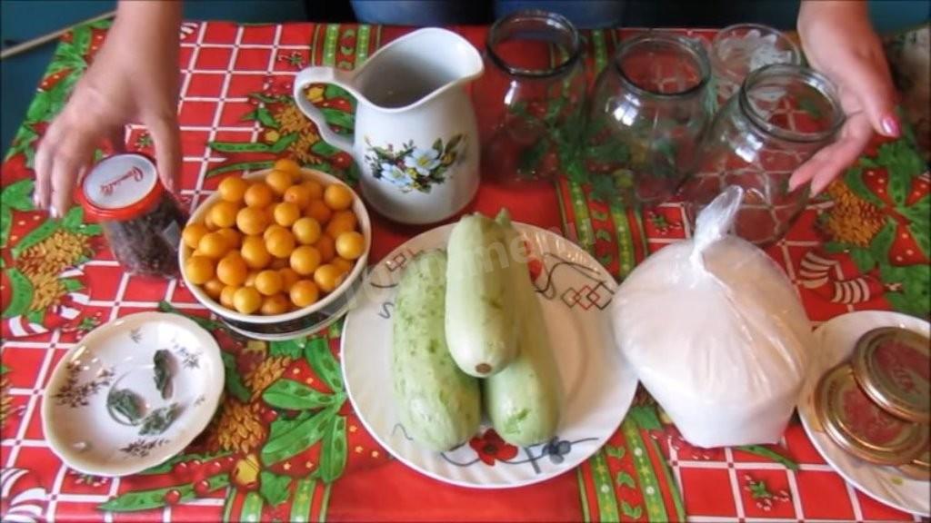 Шаг 1 приготовления Кабачки с мятой и алычой как ананасы заготовка на зиму