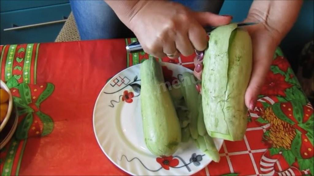 Шаг 2 приготовления Кабачки с мятой и алычой как ананасы заготовка на зиму