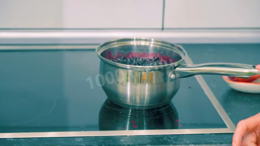 Шаг 8 приготовления Варенье из сладких ягод черники с желфиксом на зиму