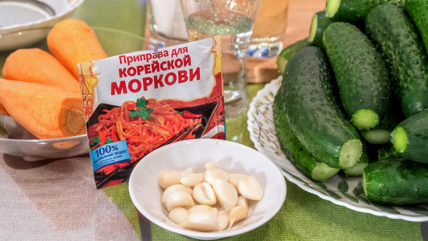 Шаг 1 приготовления Салат из огурцов с морковью по-корейски на зиму
