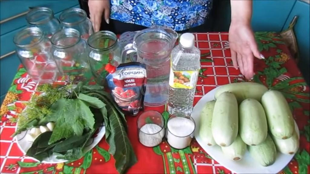 Шаг 1 приготовления Консервированные кабачки с кетчупом чили