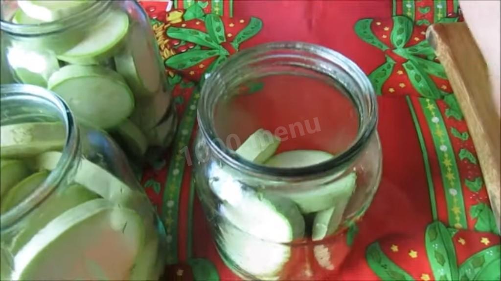 Шаг 3 приготовления Консервированные кабачки с кетчупом чили