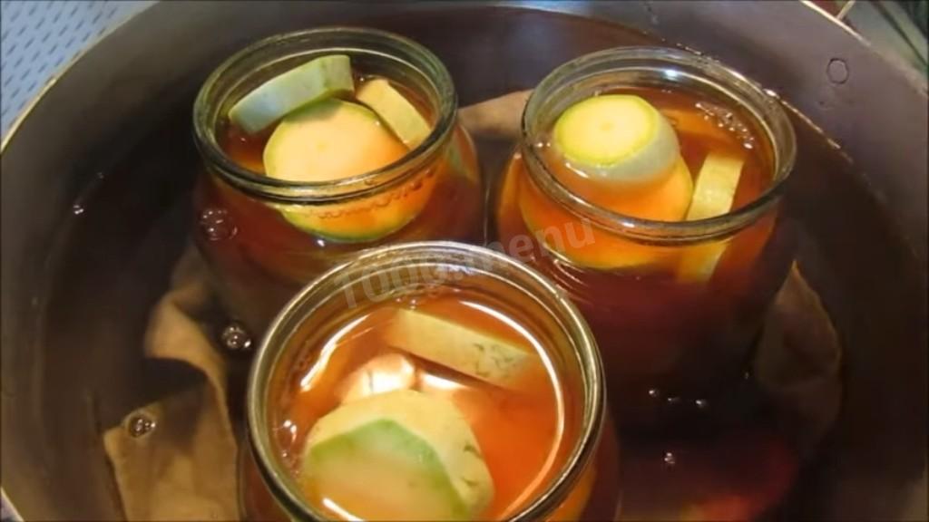 Шаг 6 приготовления Консервированные кабачки с кетчупом чили
