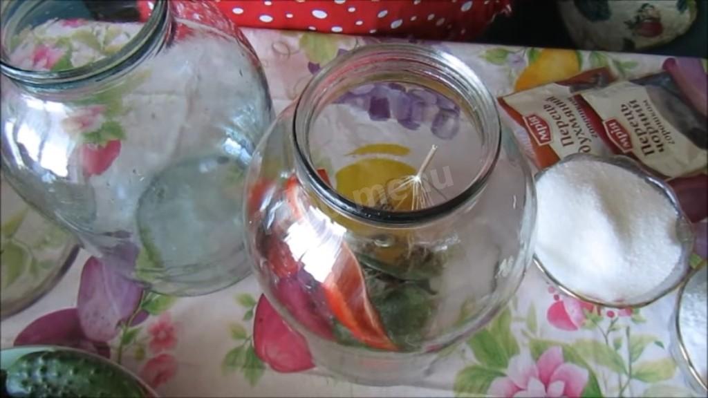 Шаг 3 приготовления Огурцы с травами и лимонной кислотой на зиму