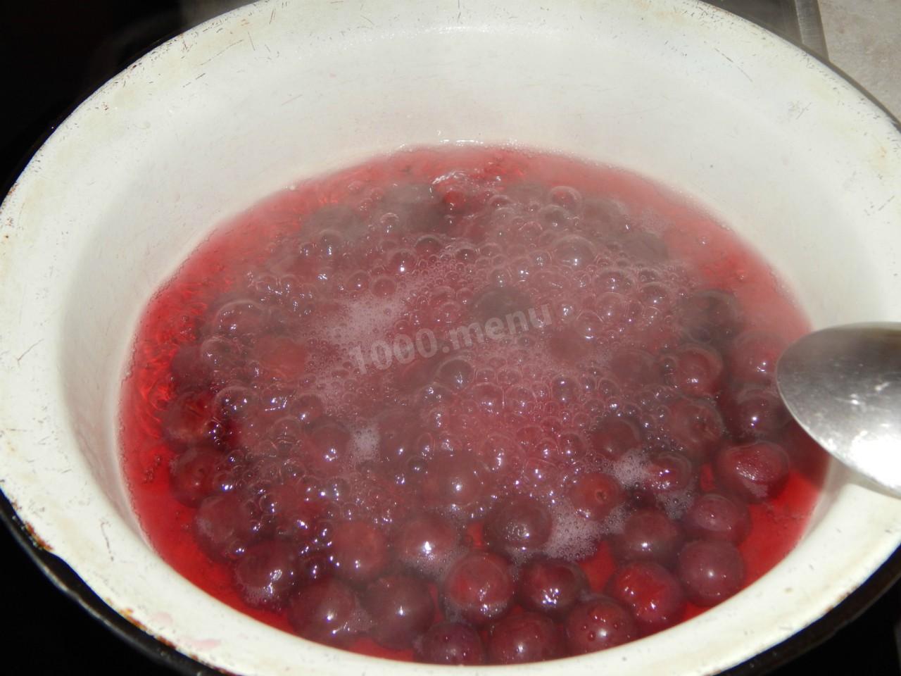 Шаг 4 приготовления Варенье из вишни с косточками с желатином
