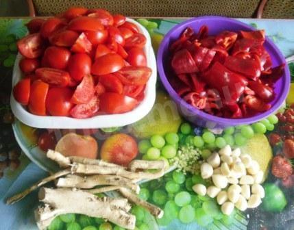 Шаг 1 приготовления Сырая аджика с хреном и помидорами на зиму
