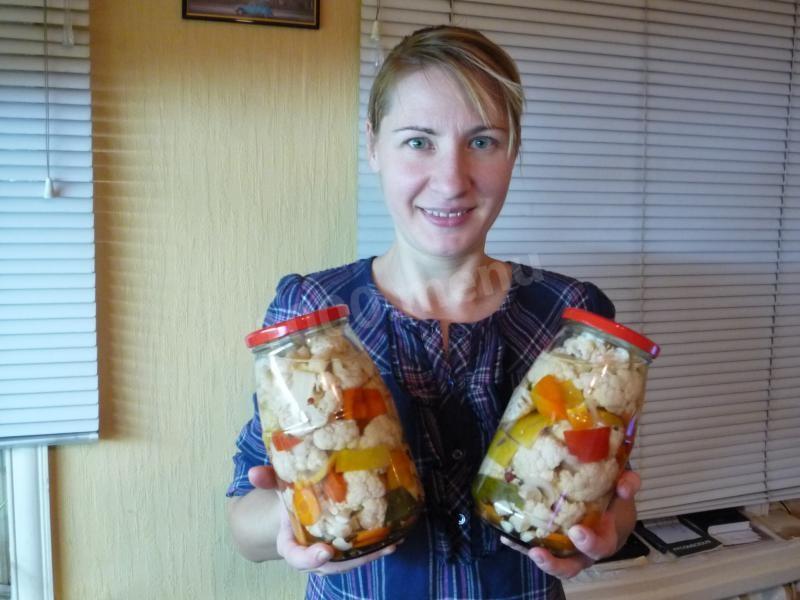 Шаг 10 приготовления Маринованная цветная капуста с перцем на зиму ассорти