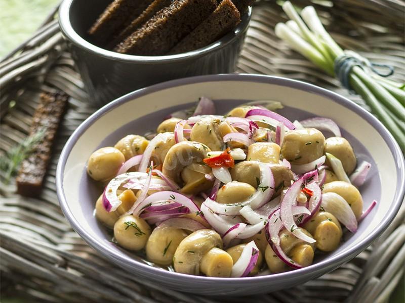 Обложка рецепта Шампиньоны с луком маринованные
