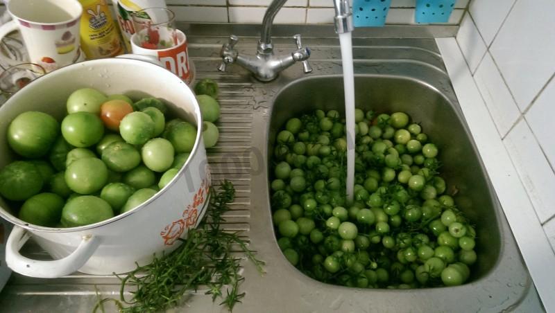 Шаг 1 приготовления Зеленые помидоры с яблоками в розовом рассоле