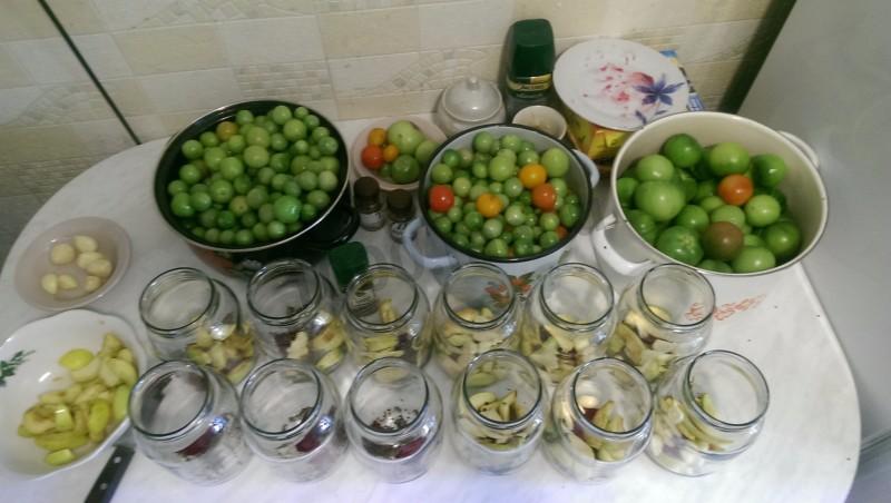Шаг 2 приготовления Зеленые помидоры с яблоками в розовом рассоле