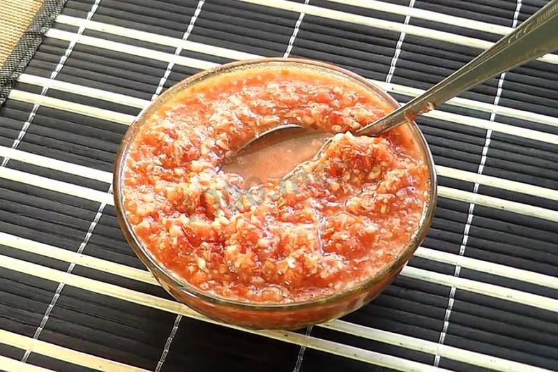 Обложка рецепта Жгучая закуска из хрена с помидорами и чесноком