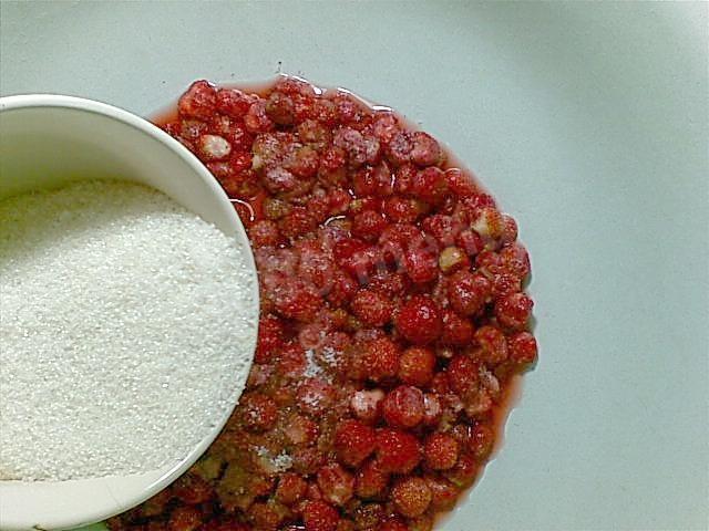 Шаг 2 приготовления Джем из клубники с сахаром