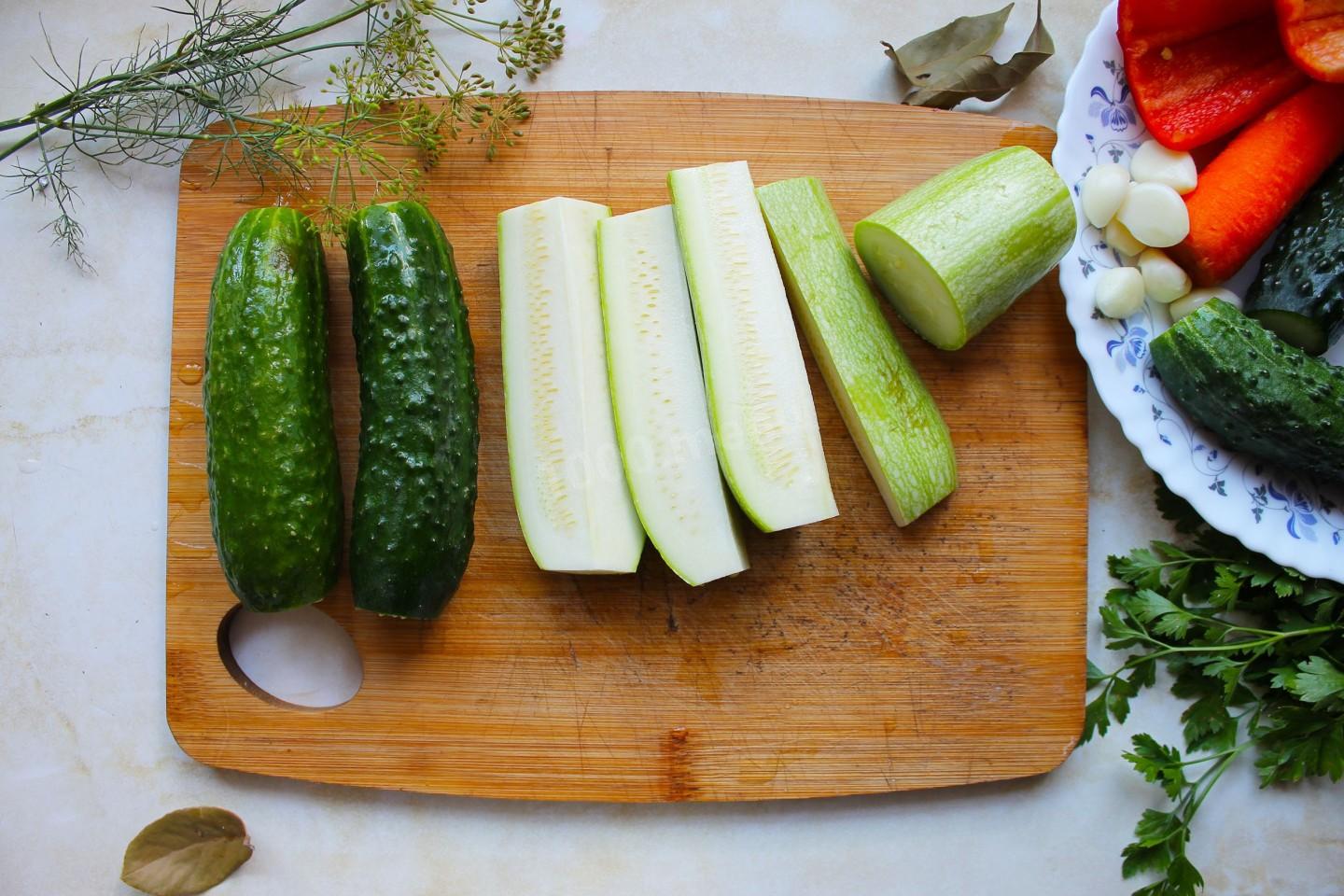 Шаг 3 приготовления Маринованные огурцы с кабачками на зиму