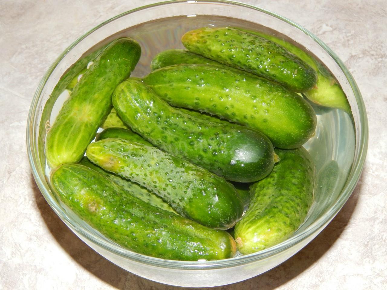 Шаг 1 приготовления Огурцы с луком и маслом на зиму