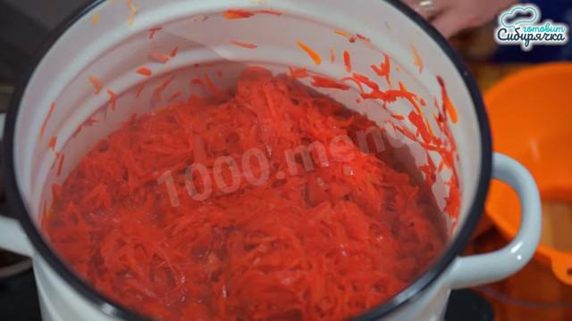 Шаг 11 приготовления Салат из капусты со свеклой и морковью без стерилизации