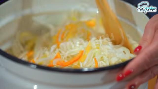 Шаг 5 приготовления Салат из капусты со свеклой и морковью без стерилизации