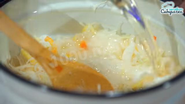 Шаг 7 приготовления Салат из капусты со свеклой и морковью без стерилизации
