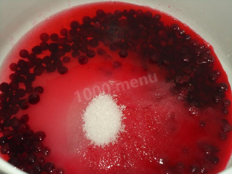Шаг 3 приготовления Пряное варенье из яблок с брусникой и корицей
