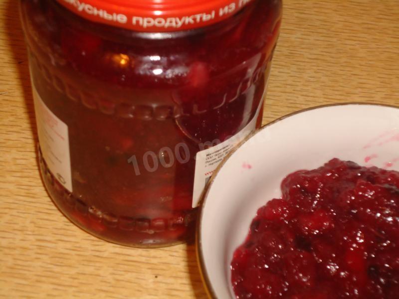 Обложка рецепта Пряное варенье из яблок с брусникой и корицей