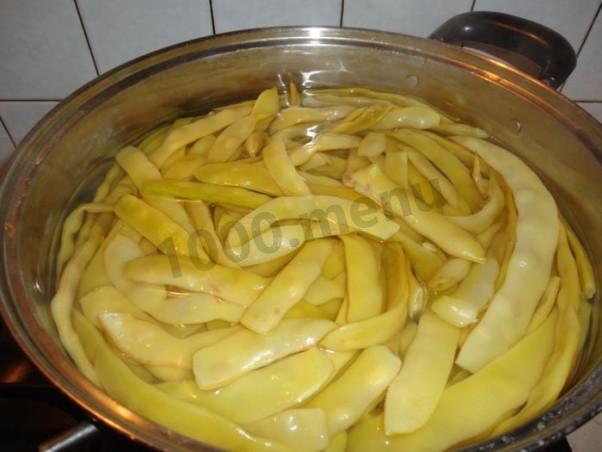 Шаг 1 приготовления Турша из стручковой фасоли с морковью и чесноком на зиму
