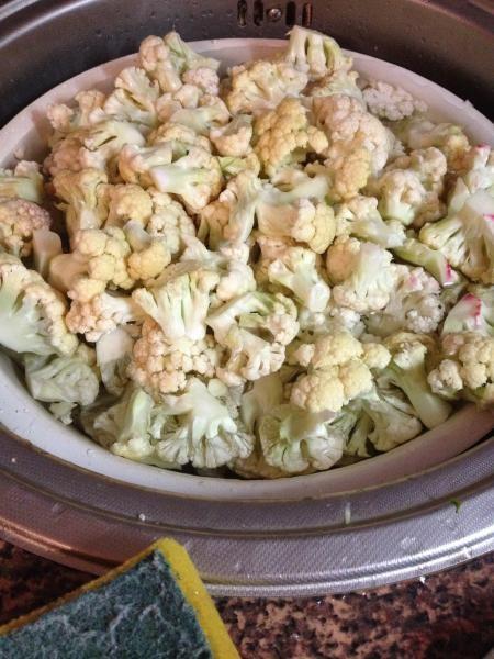 Шаг 2 приготовления Капуста цветная маринованная с овощами на зиму