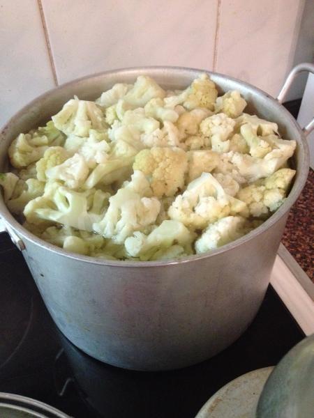 Шаг 5 приготовления Капуста цветная маринованная с овощами на зиму