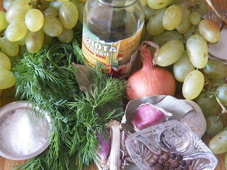 Шаг 1 приготовления Необычный салат с маринованным виноградом и зеленым луком