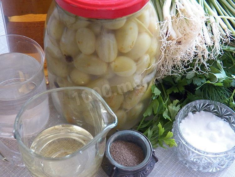 Шаг 7 приготовления Необычный салат с маринованным виноградом и зеленым луком